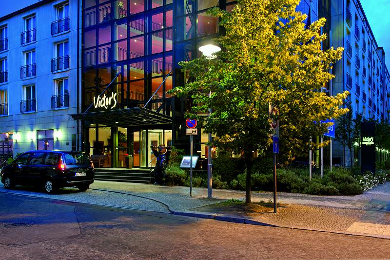 Victor's Residenz Hotel Berlin am Abend